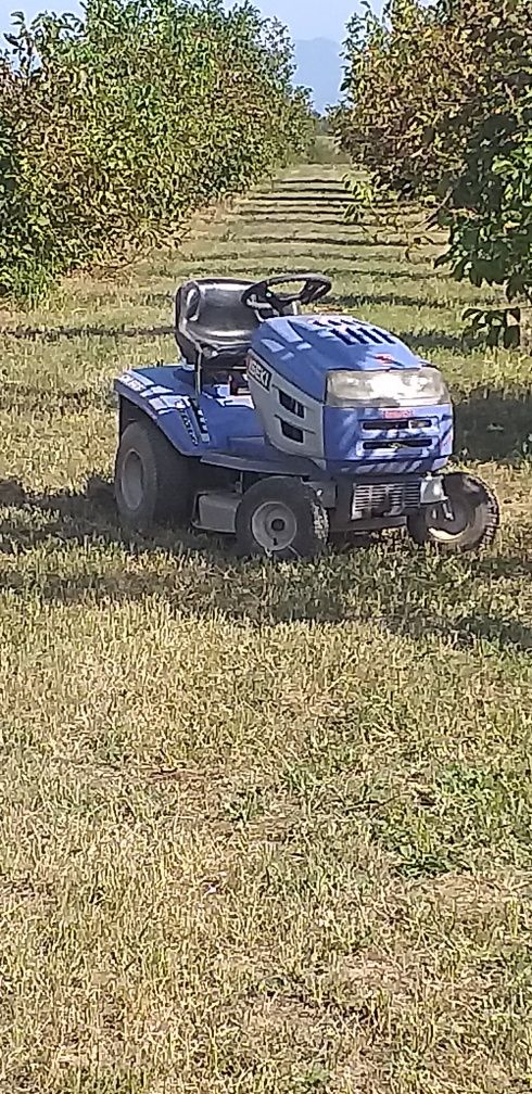 Vand tractoras de tuns gazon ,Iseki , cu remorcuța 13,5 Cai