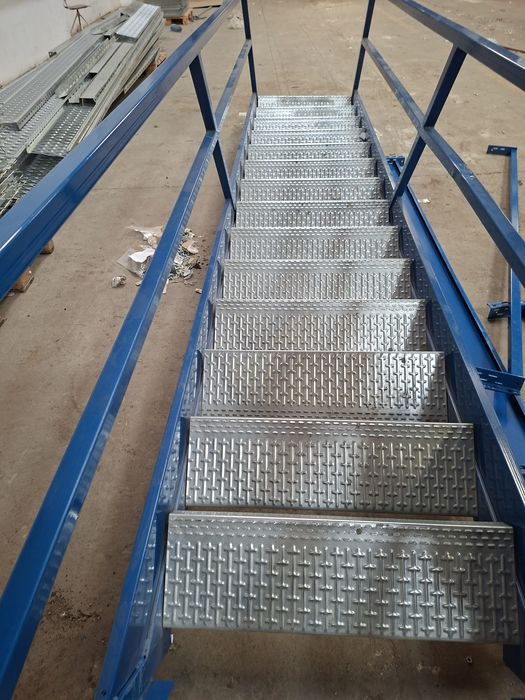 Vând scarii metalice zincate exterioare și pentru incendii , platforme