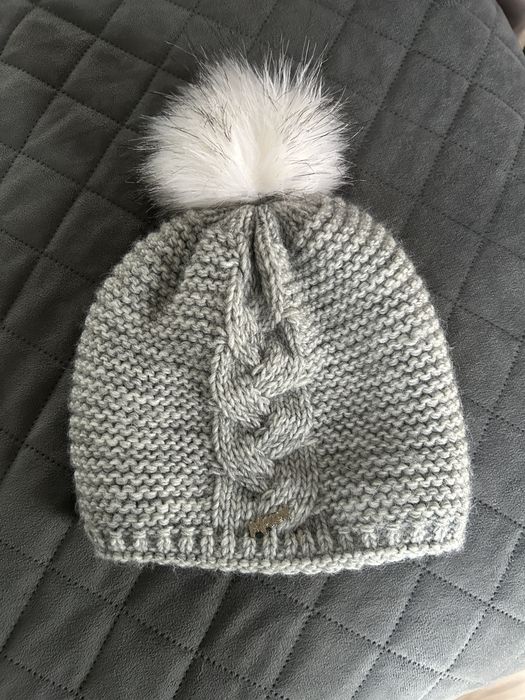 Женска зимна шапка