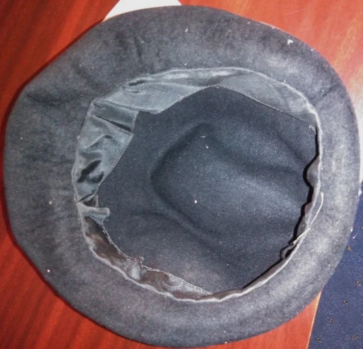 Palarie veche de catifea / stare foarte buna / diametru cap = 18 cm