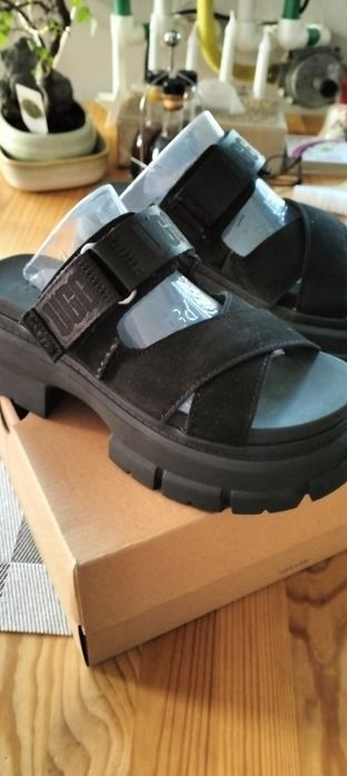 Urgent Sandale UGG originale  mărime 36