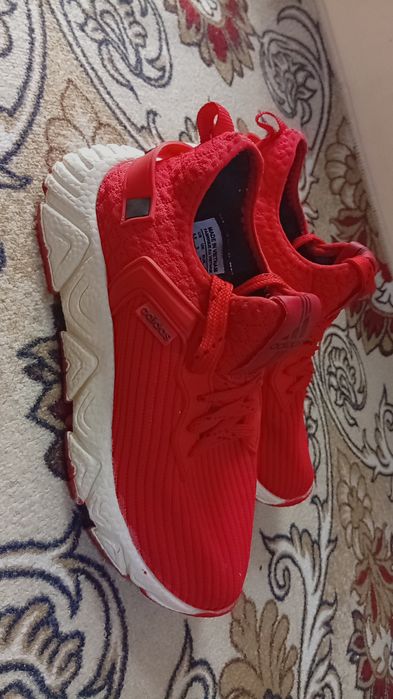 Uggi va Adidas krasofka