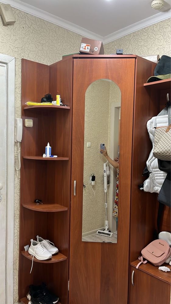 Отдам в дар угловой шкаф на прихожую в отличном состоянии, самовызовоз