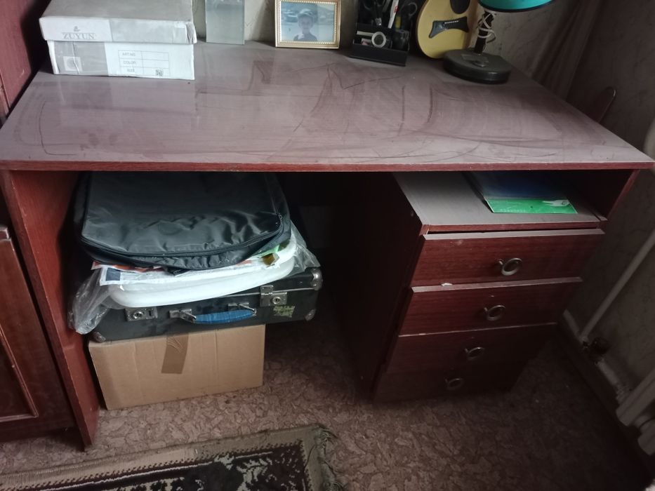 Продается стол письменный, 3- выдвижные ящика, не компютерный