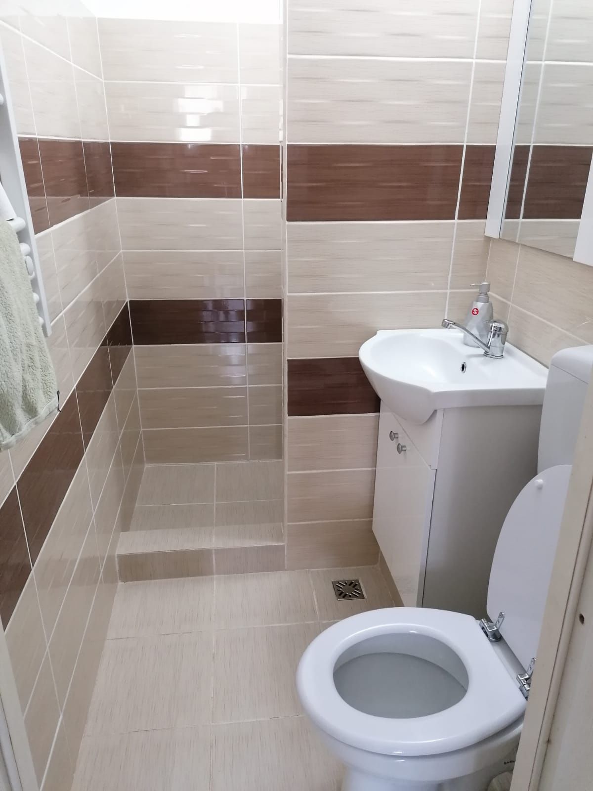 Închiriez garsoniera
