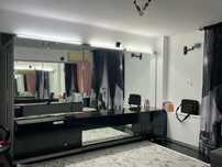 Mobiler salon profesional cu oglinzi mari , blat sticla , sertare