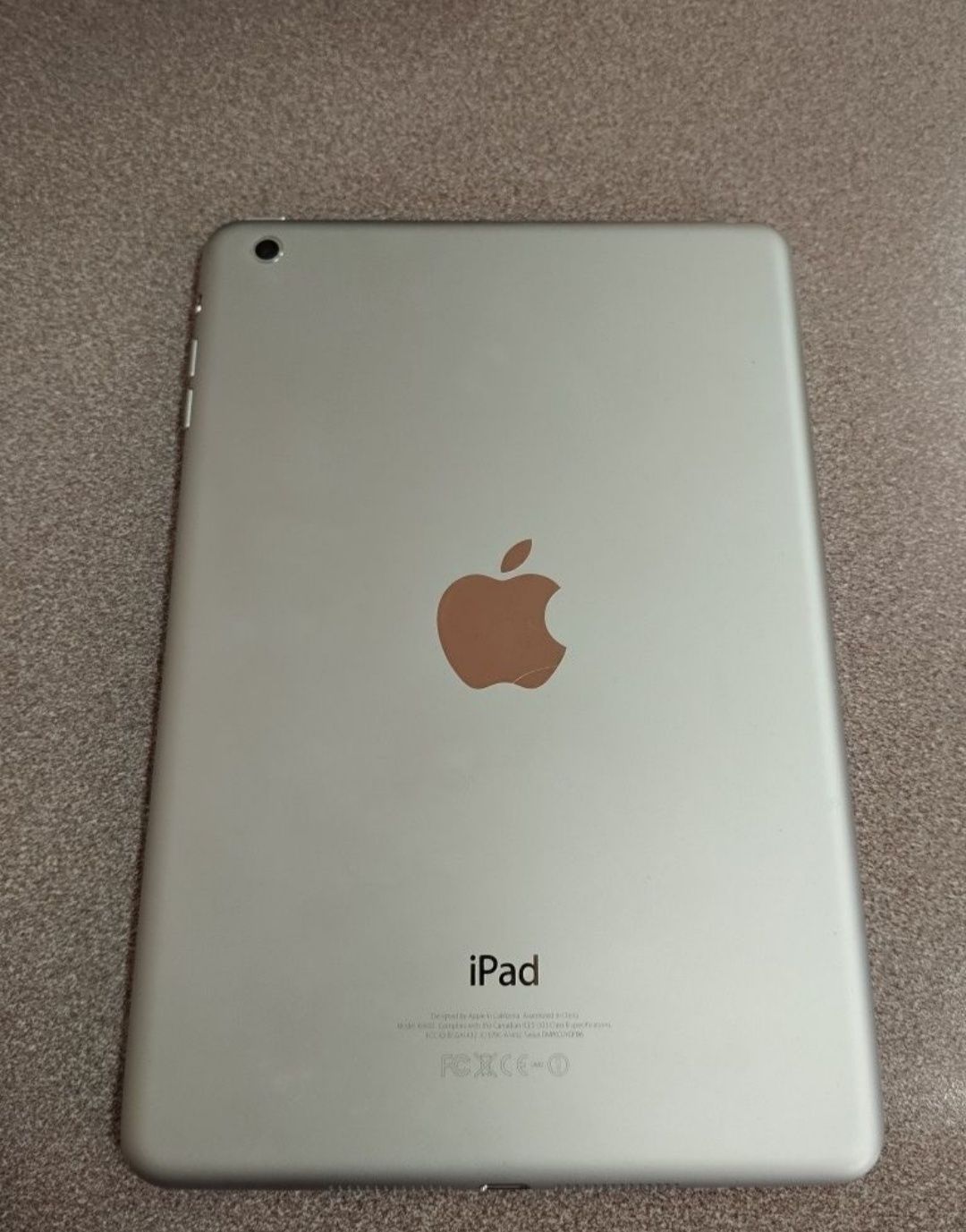 Таблет Apple iPad Mini Wi-Fi 16GB iOS 9.3.5 7.9 инча Dual Core 1.0 GHz