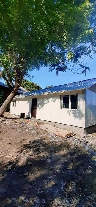 Vând casă pe structură metalică învelită cu panouri sandwich