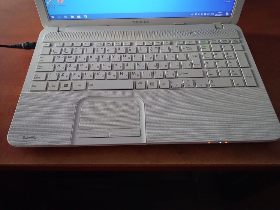 Лаптоп TOSHIBA плюс подарък чанта