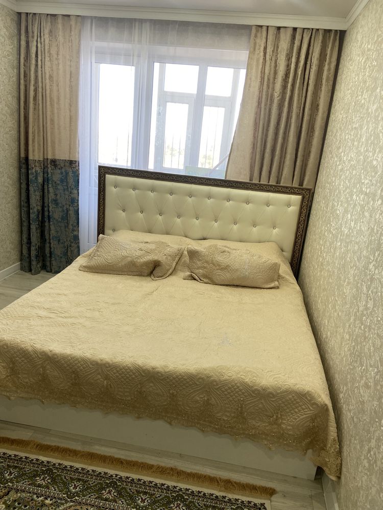 Продам кровать две тумбы