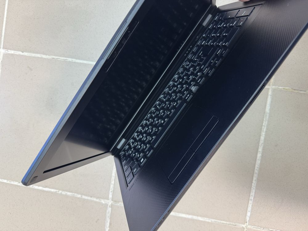 Лаптоп Fujitsu LifeBook E5511 - 15,6 инча, i5, отличен