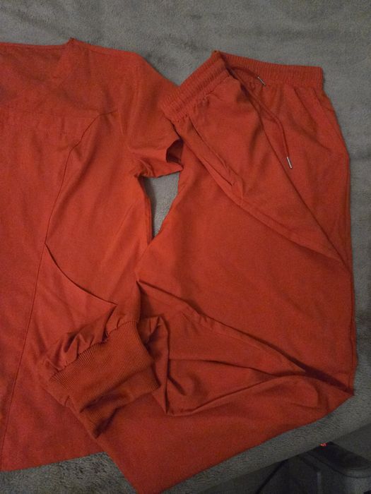 Червена медицинска униформа