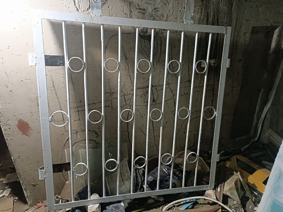 Решётка на окно в хорошем состоянии