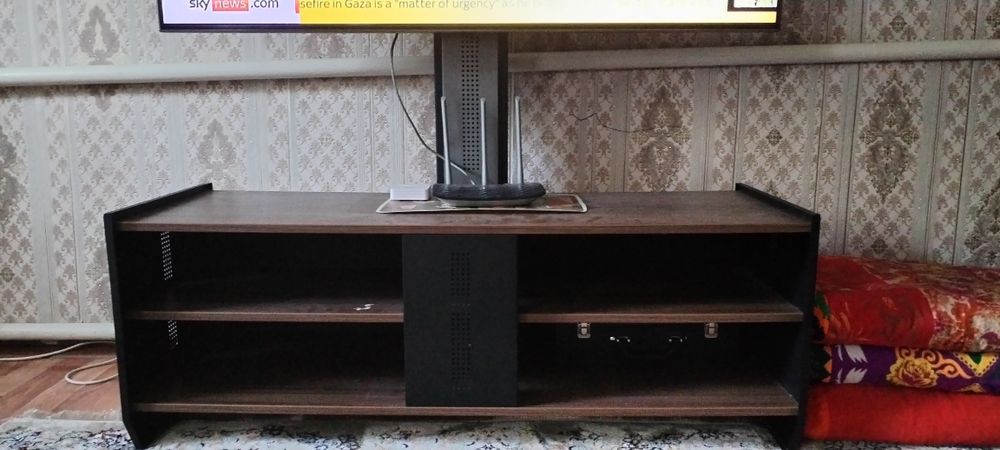 Продам тумбу под телевизор.