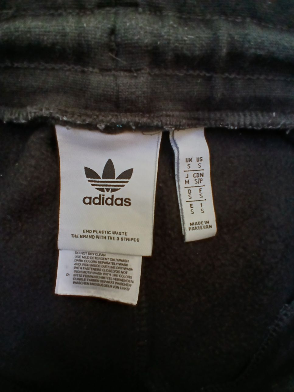 Pantalonii Adidas