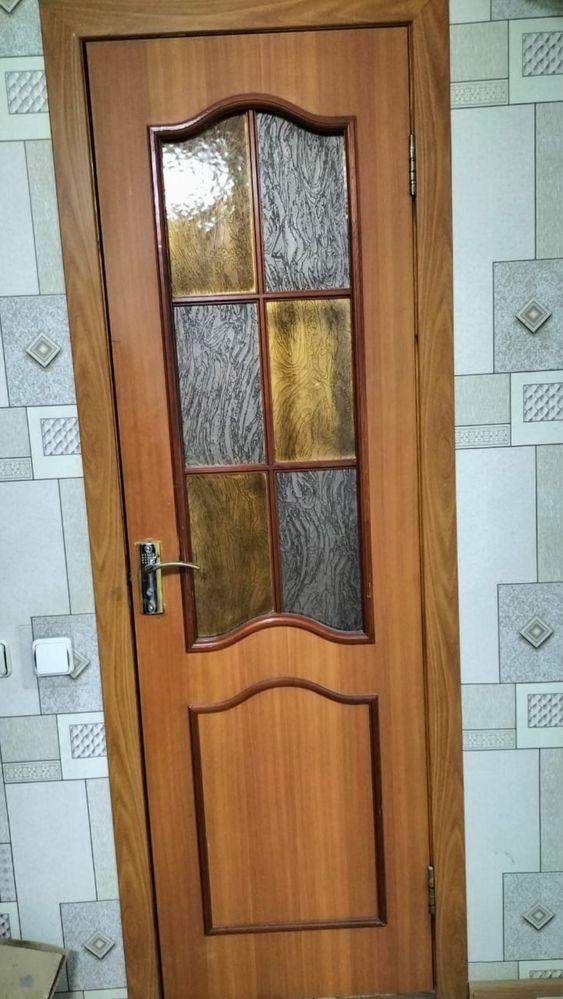 Продам деревянную дверь (вставки из стекла)