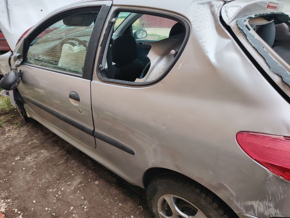 Продавам Peugeot 206 1.4 бензин на части - много изгодни цени!!
