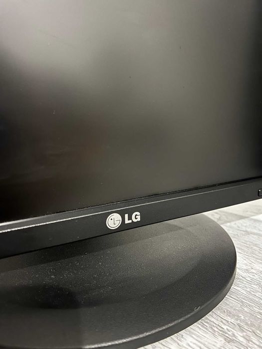 Монитор LG Flatron E2210pm-bn 22'  2бр. без забележки