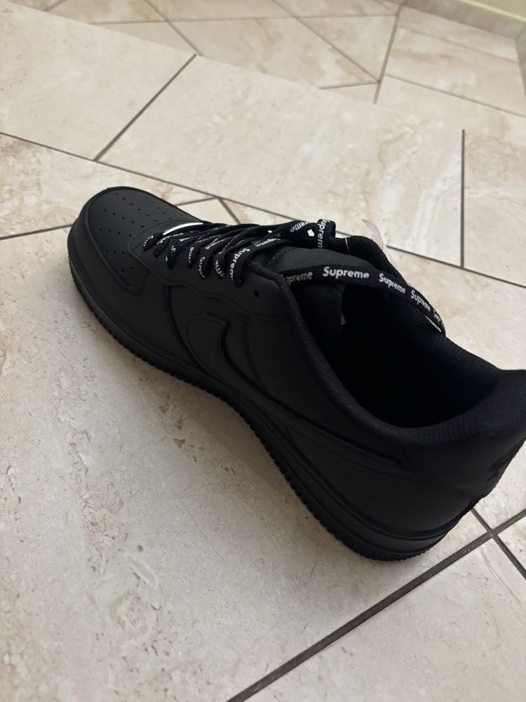 Nike x supreme обувки