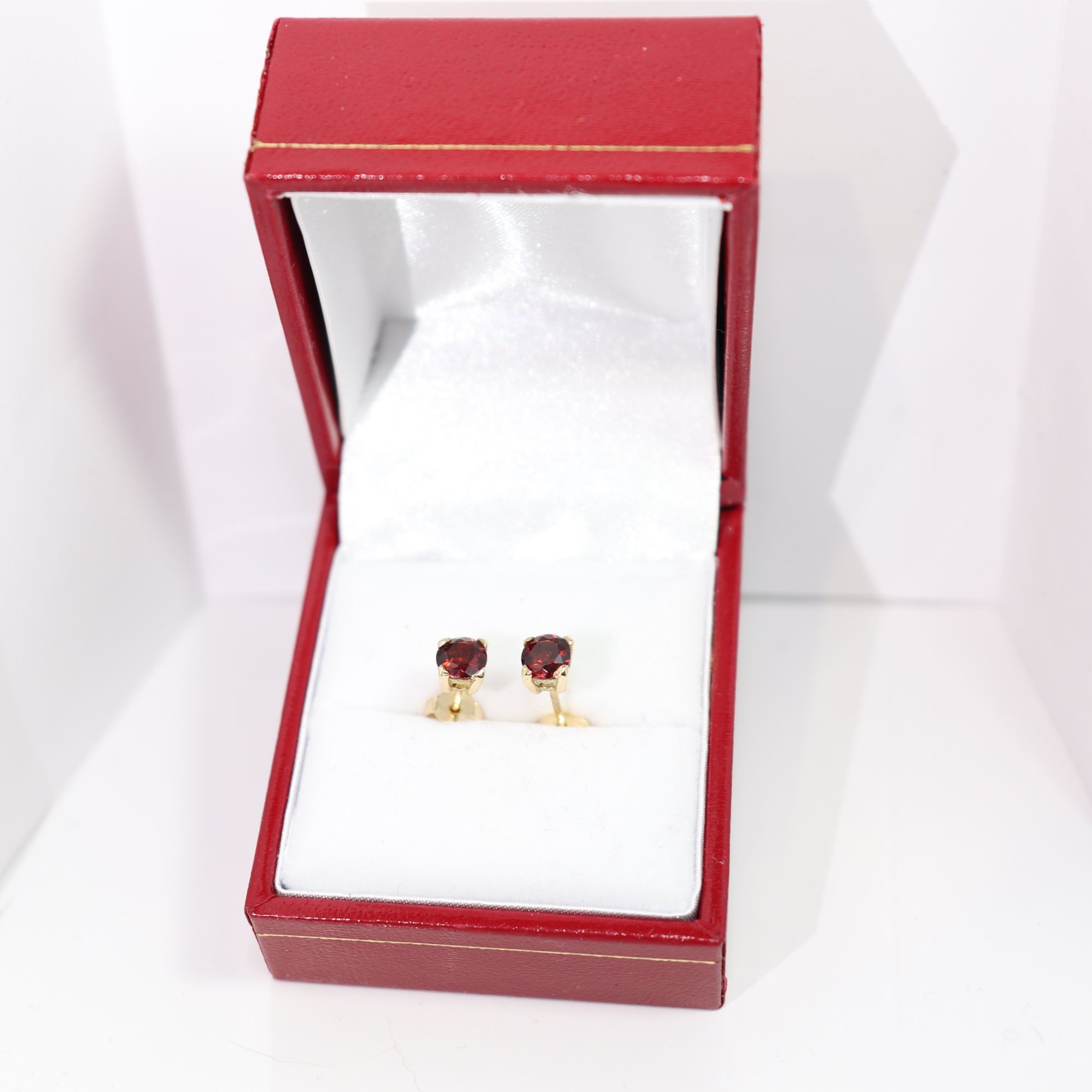 Cercei aur 14k stud punto luce cu granat red garnet 5mm