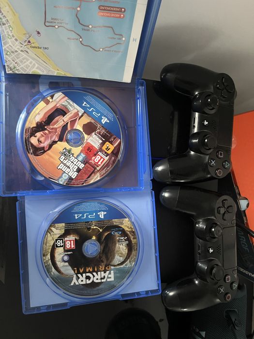 Vand ps 4 cu 2 manete si doua jocuri