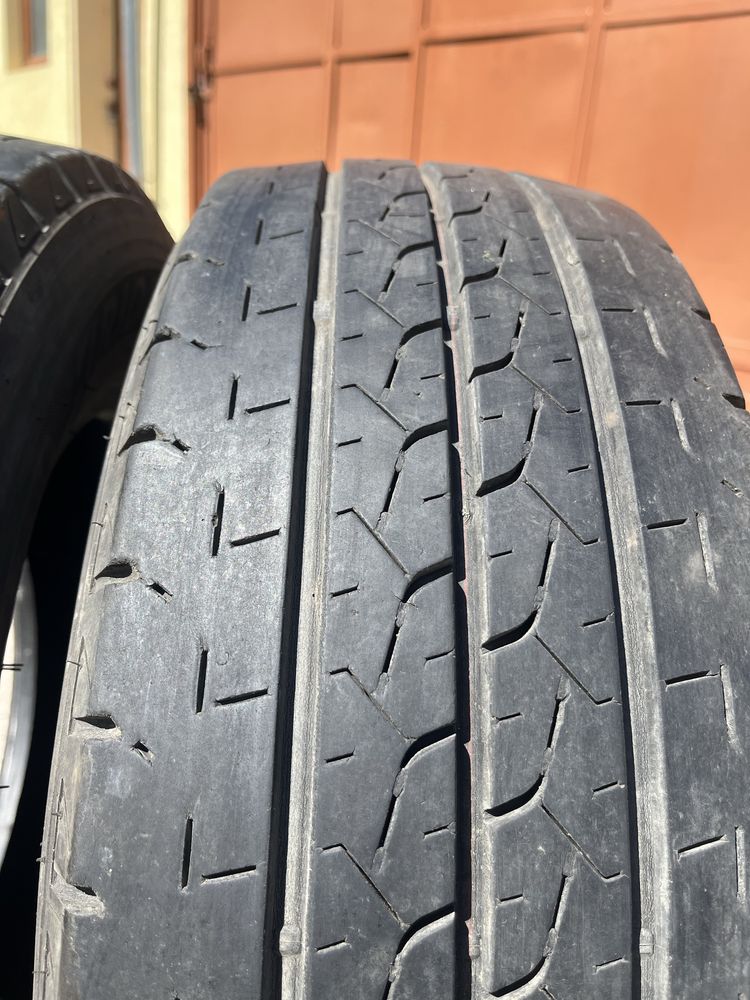 2 бр. гуми за бус 225/65/16C Bridgestone DOT 0322 7,5 mm