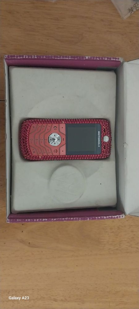 Motorola L6 новый, розовый.