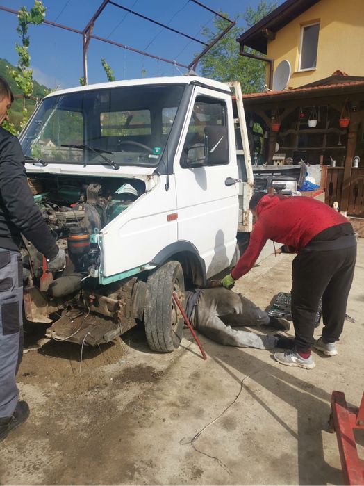 Dezmembrez Iveco Daily