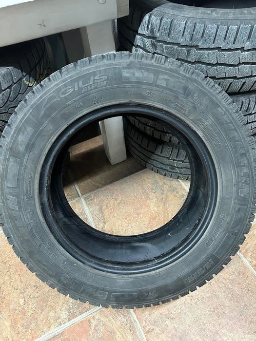 Зимни бусови гуми