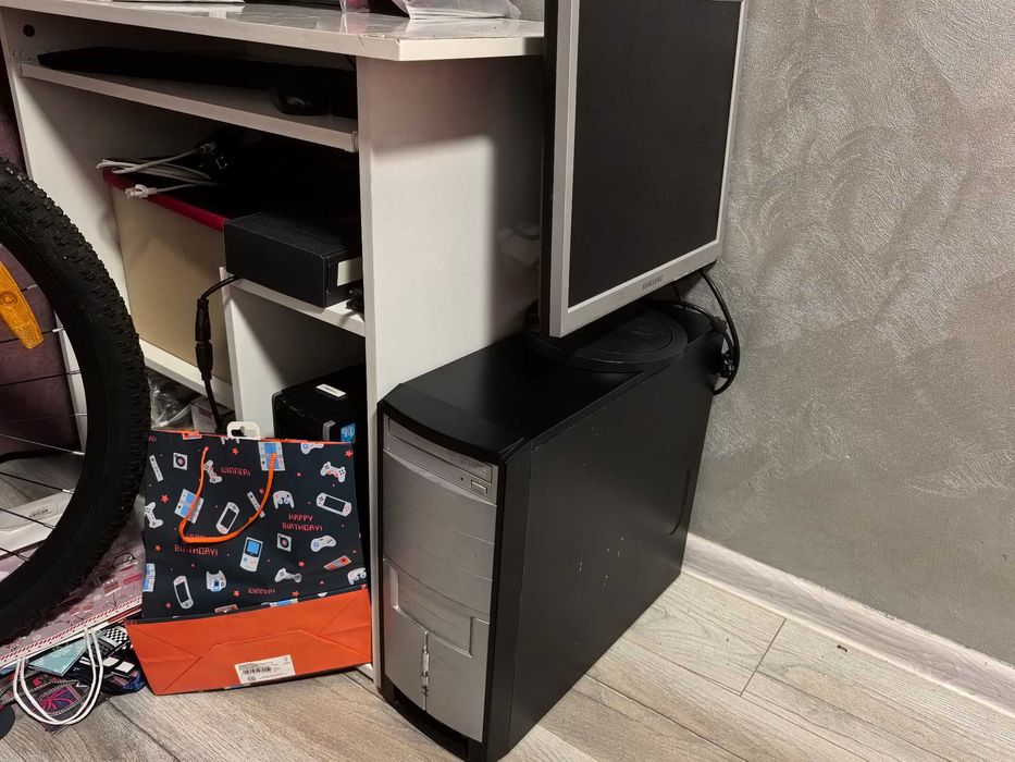 Настолен компютър с монитор