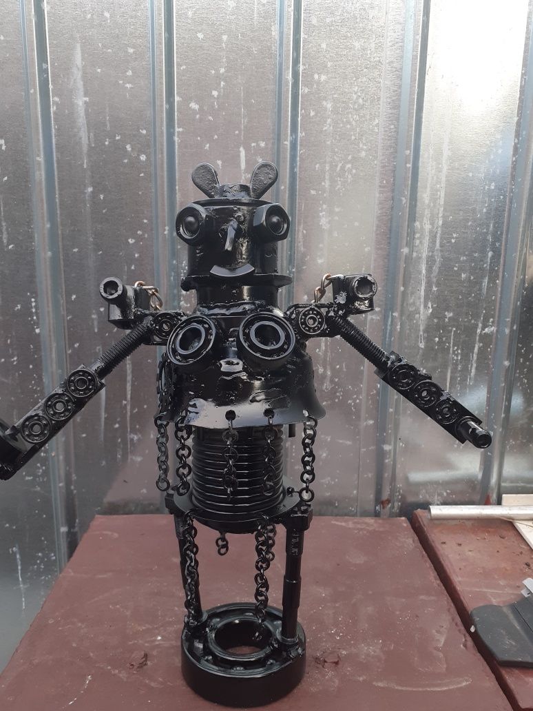 Metal art   robotică  din fier unicat  se poate realiza si pe comanda