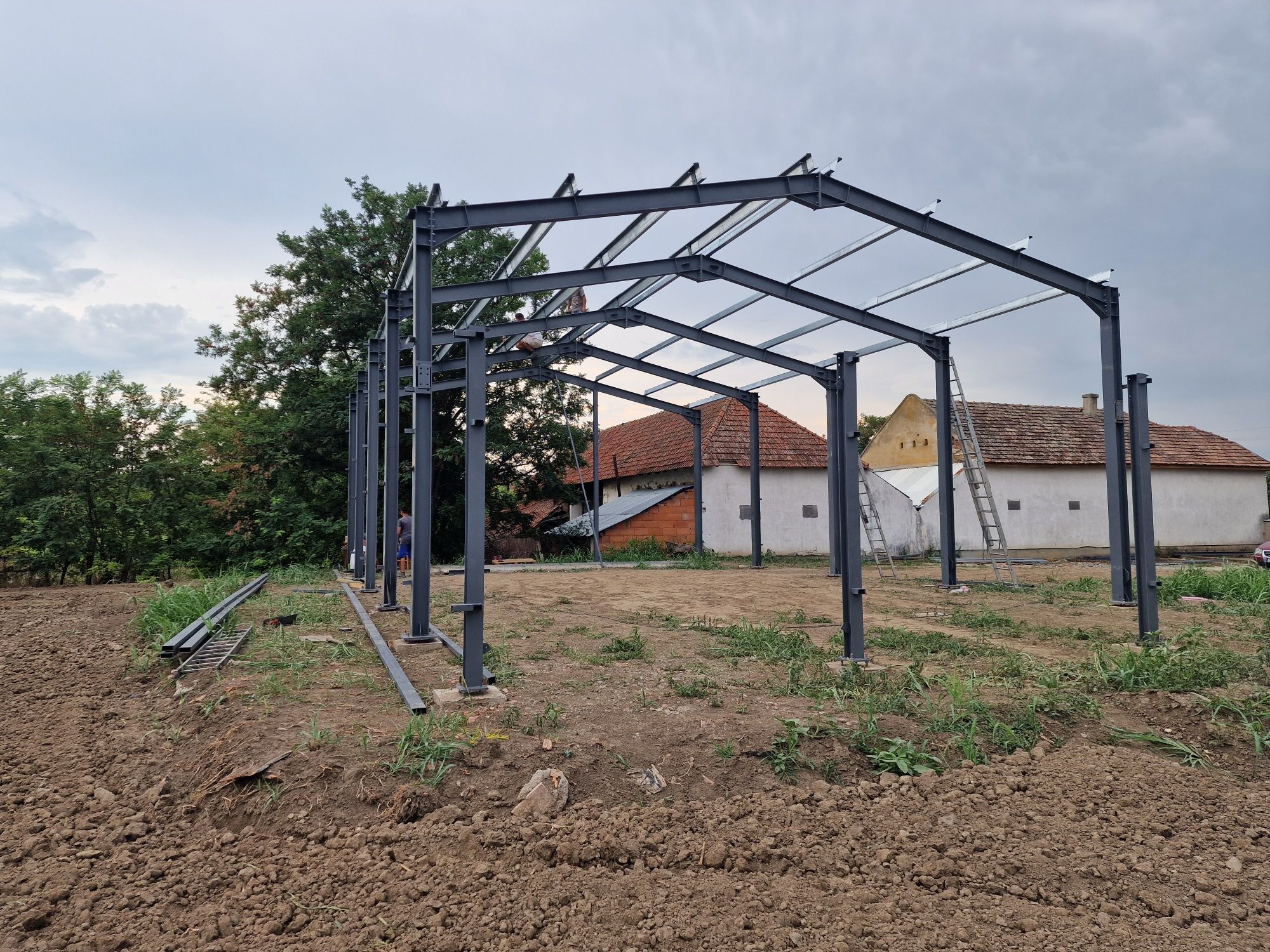 Vand structuri și hale metalice.
Avem pe stoc diferite dimensiuni și m