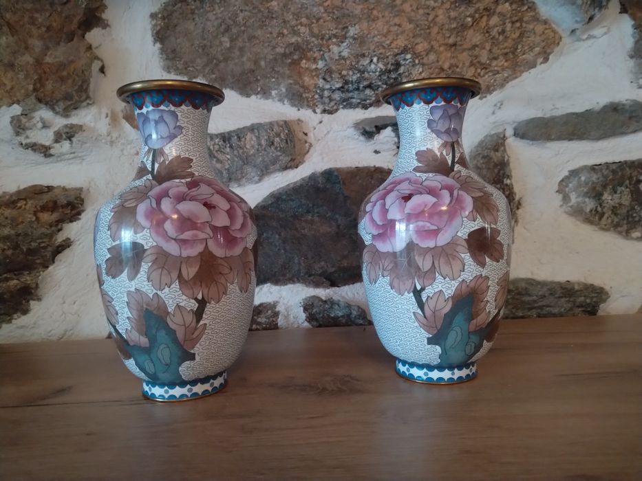 Продавам чифт антикварни вази бронз месинг клетъчен емаил