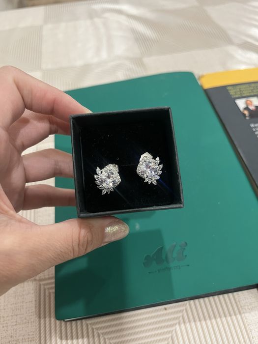 Продам серьги с коробкой