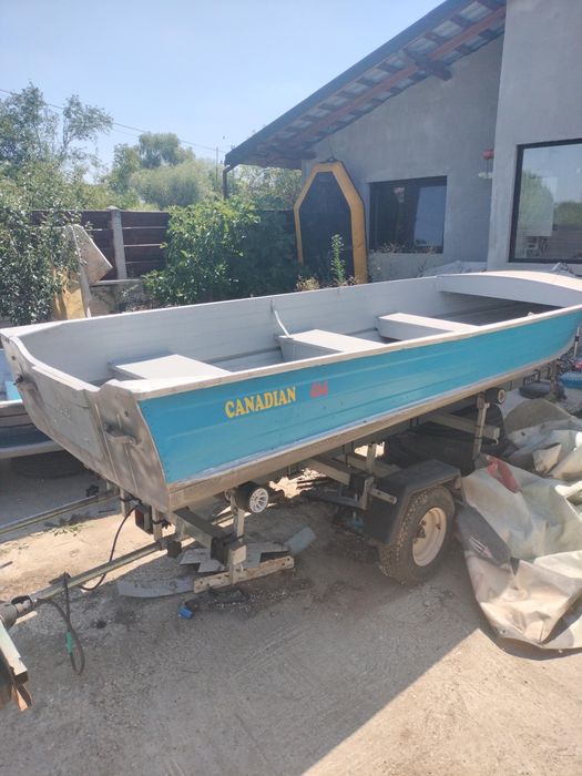 Vând 2 bărci model canadian