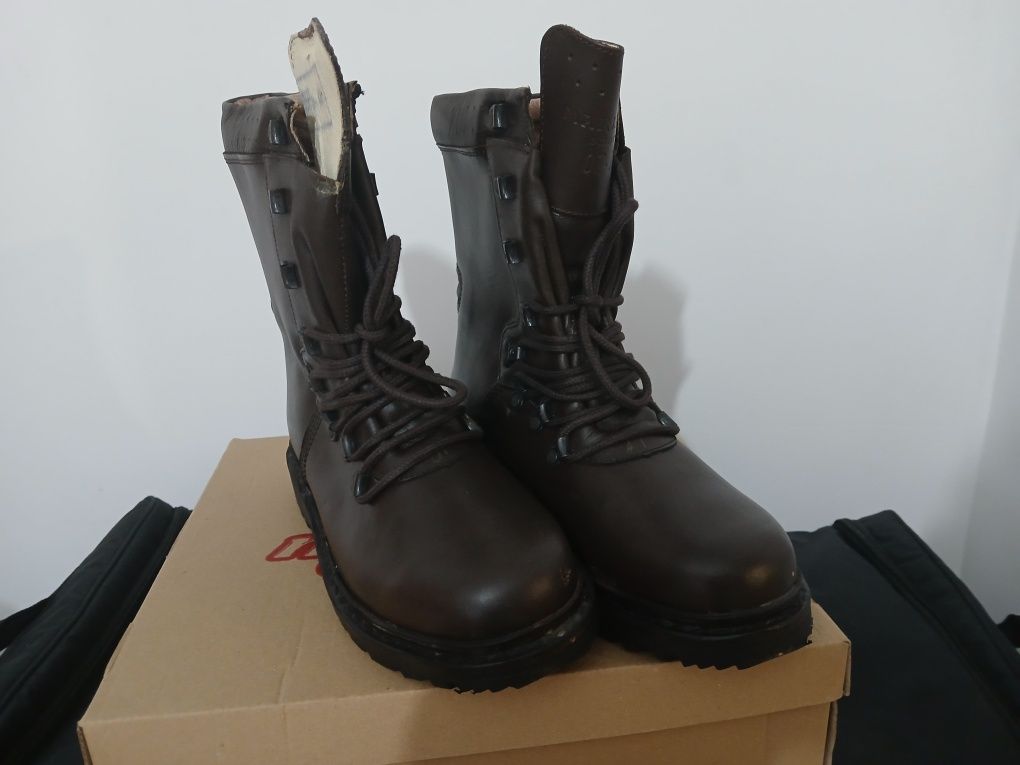 Bocanci militari iarna