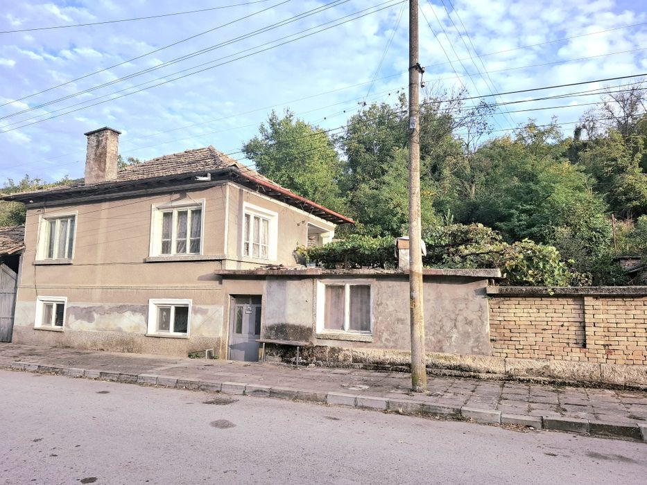 Къща с двор и стопански постройки
