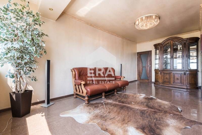 Продава се Тристаен апартамент в Варна, Център - 94 кв.м за 2394 €/кв.м - Снимка #7