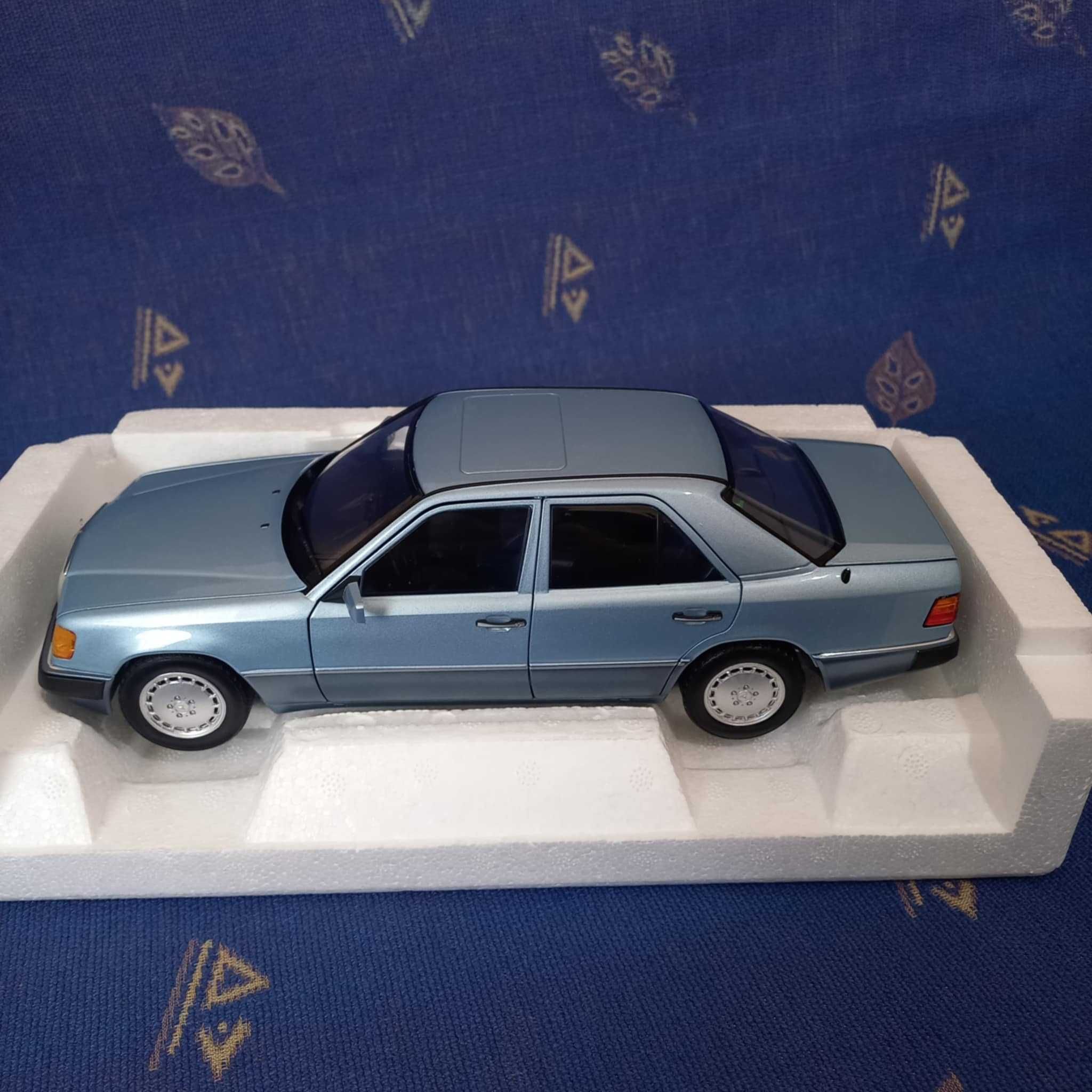Mercedes-Benz 230 E 1990 Light Blue metallic 1:18 Norev