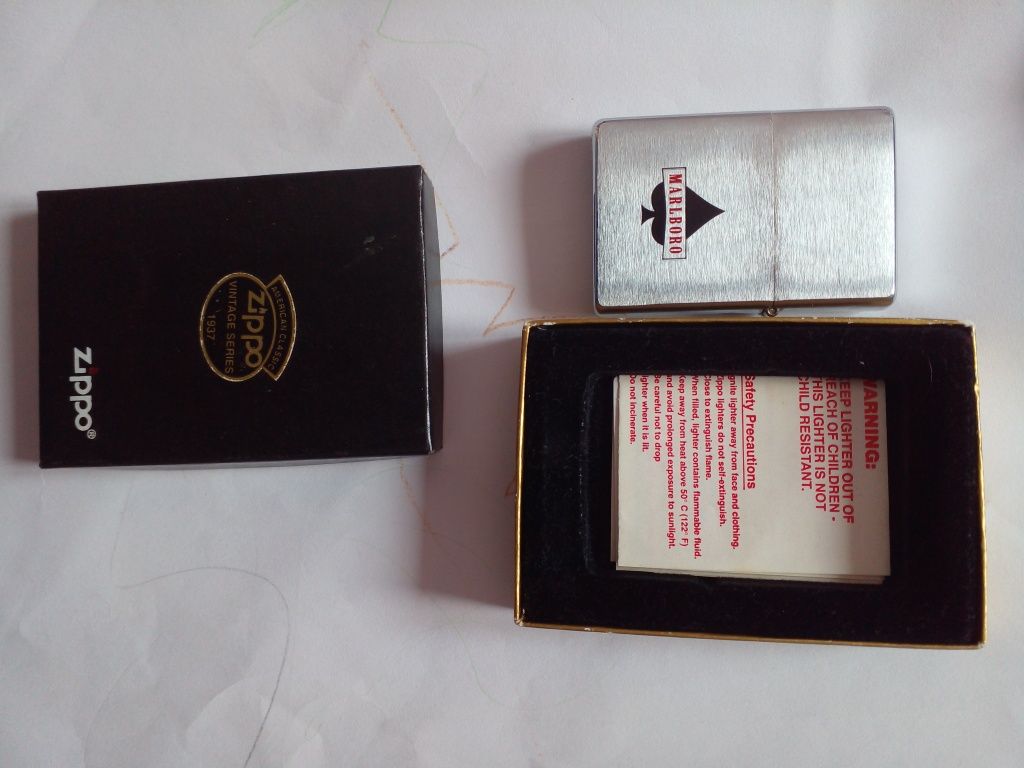 Продам коллекционную бензиновую зажигалку Zippo.