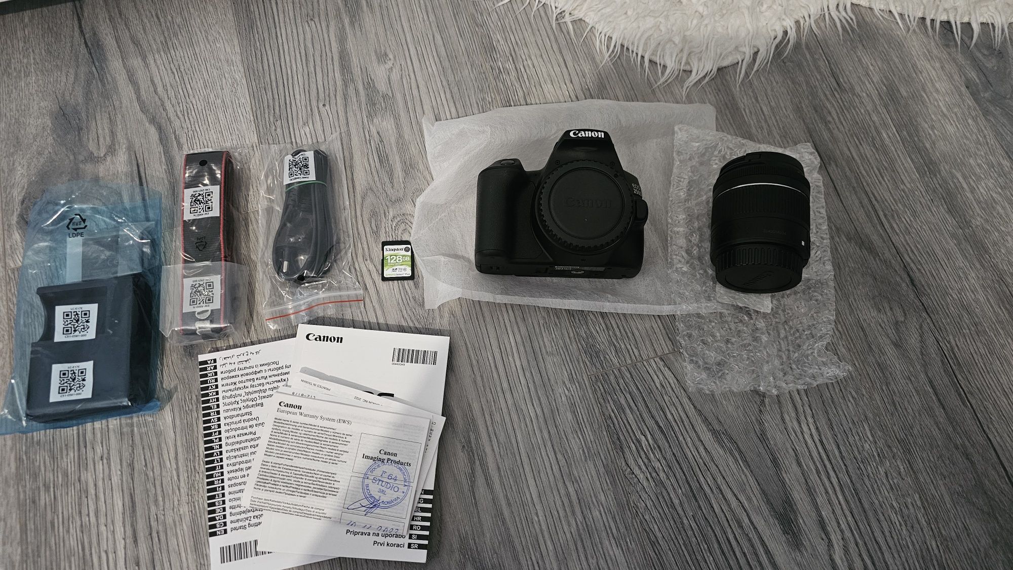 Canon EOS 250D Aparat Foto DSLR Kit cu Obiectiv EF-S 18-55mm IS STM Ne