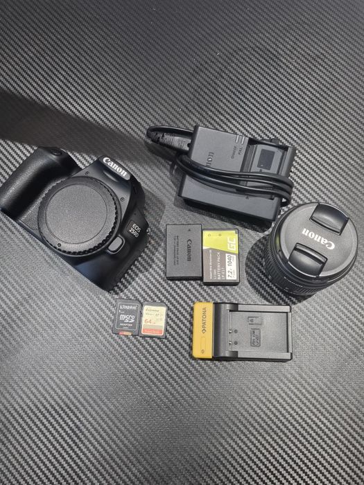 Canon 250D + obiectiv kit si alte accesorii