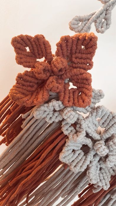 Decor macrame handmade – coroniță florală boho