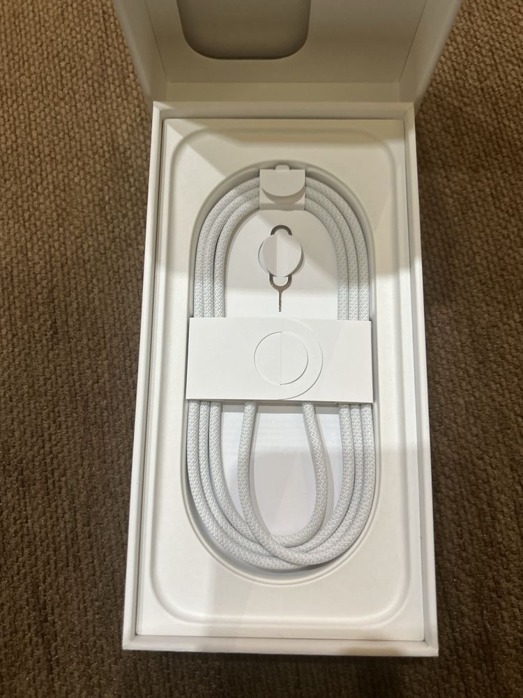 Iphone 16 pro -невключван,чисто нов с гарнция 2 год