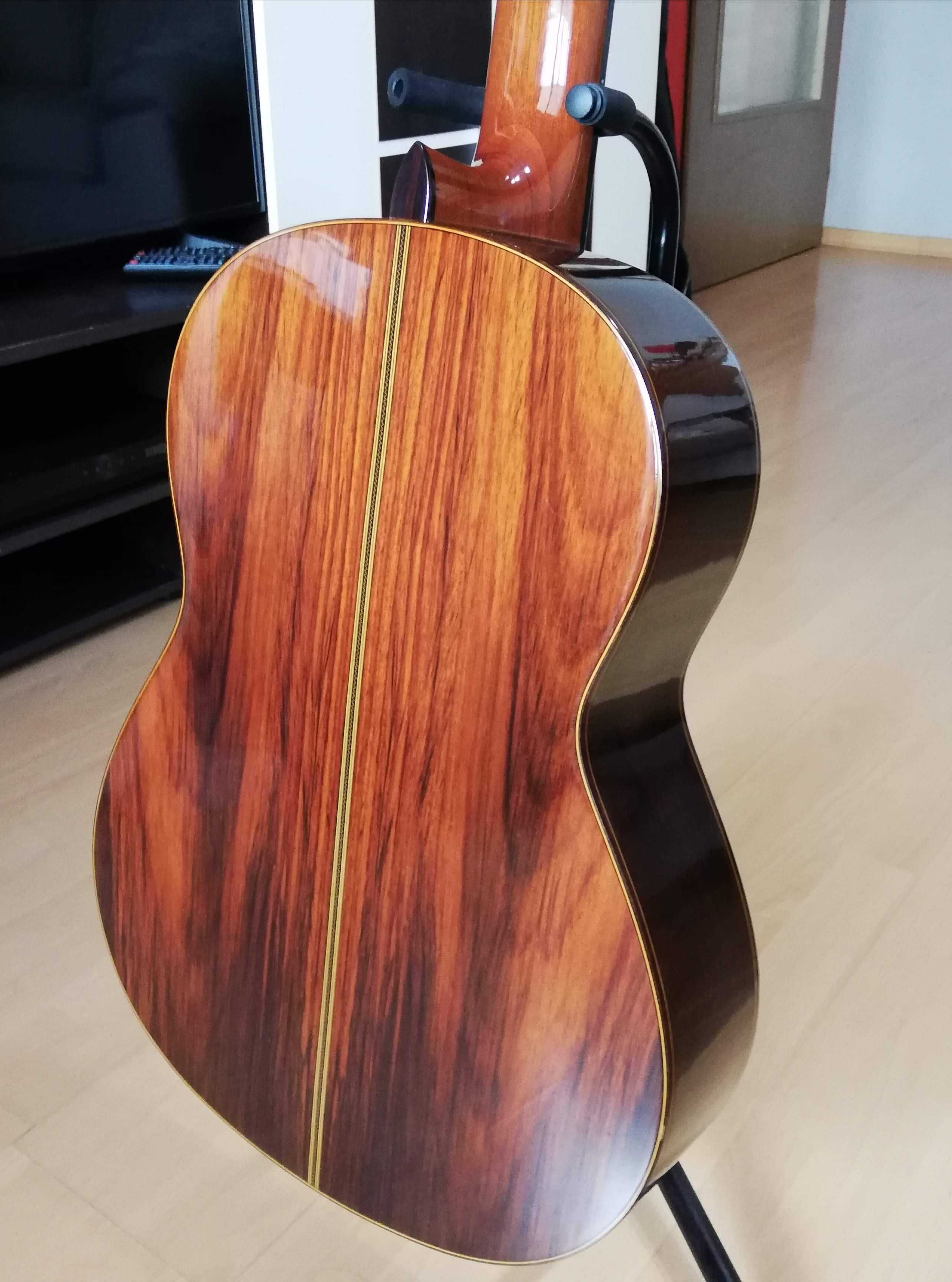 Продавам класическа китара Yamaha G240.
