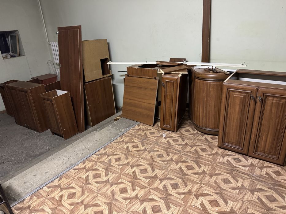 Продам за 20.000  кухоный гарнитур. Срочно.