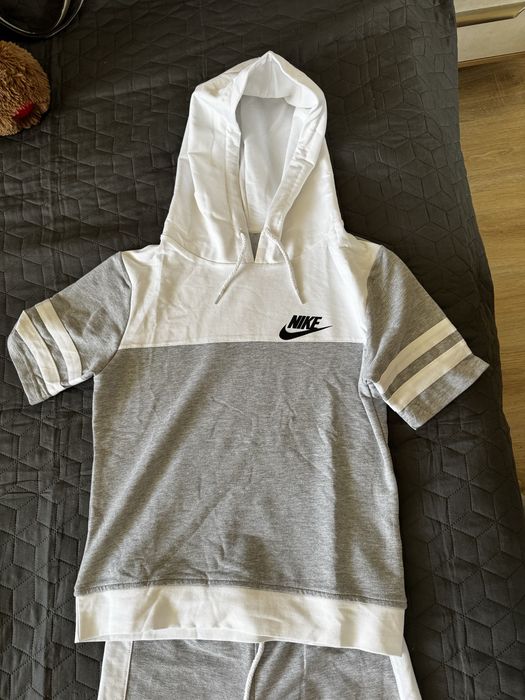 Сив/бял/ черен спортен екип Nike