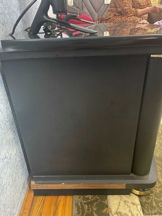 Qora TV podstavka / Чёрная ТВ подставка