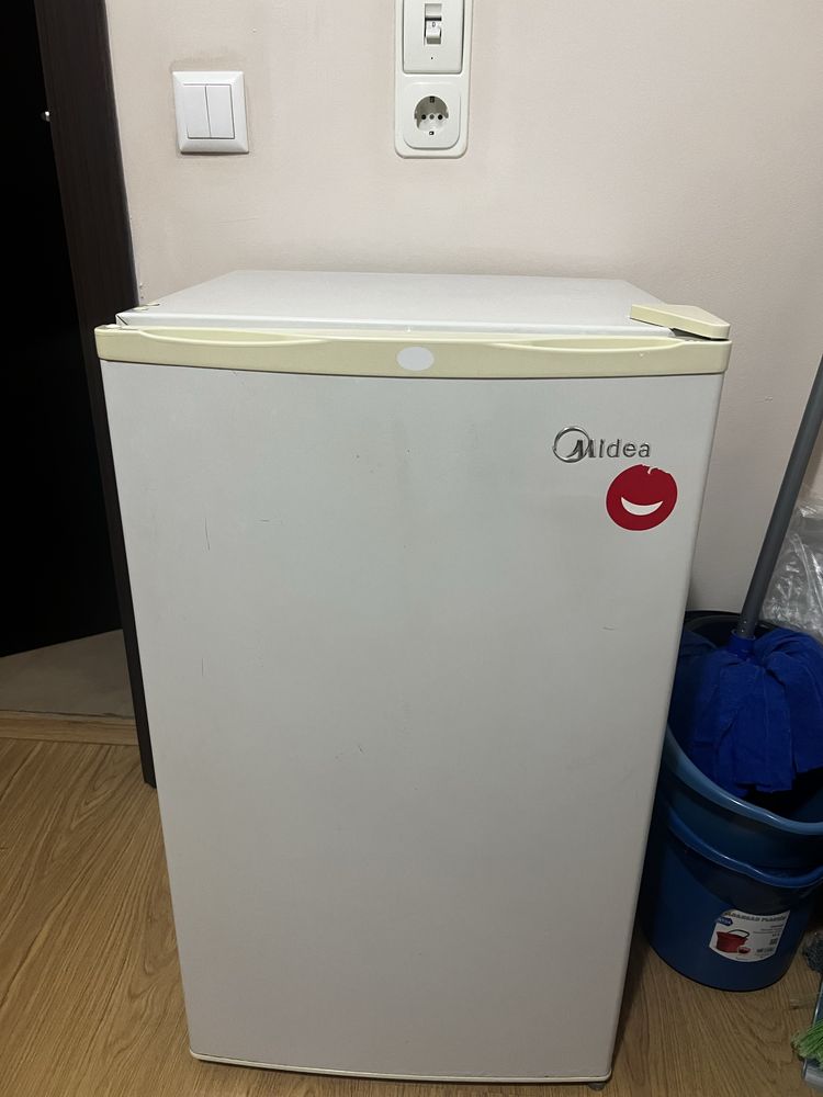 Хладилник с вътрешна камера, Midea. С размери 45/47/83.