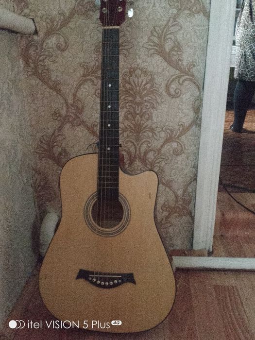 продам гитару новая